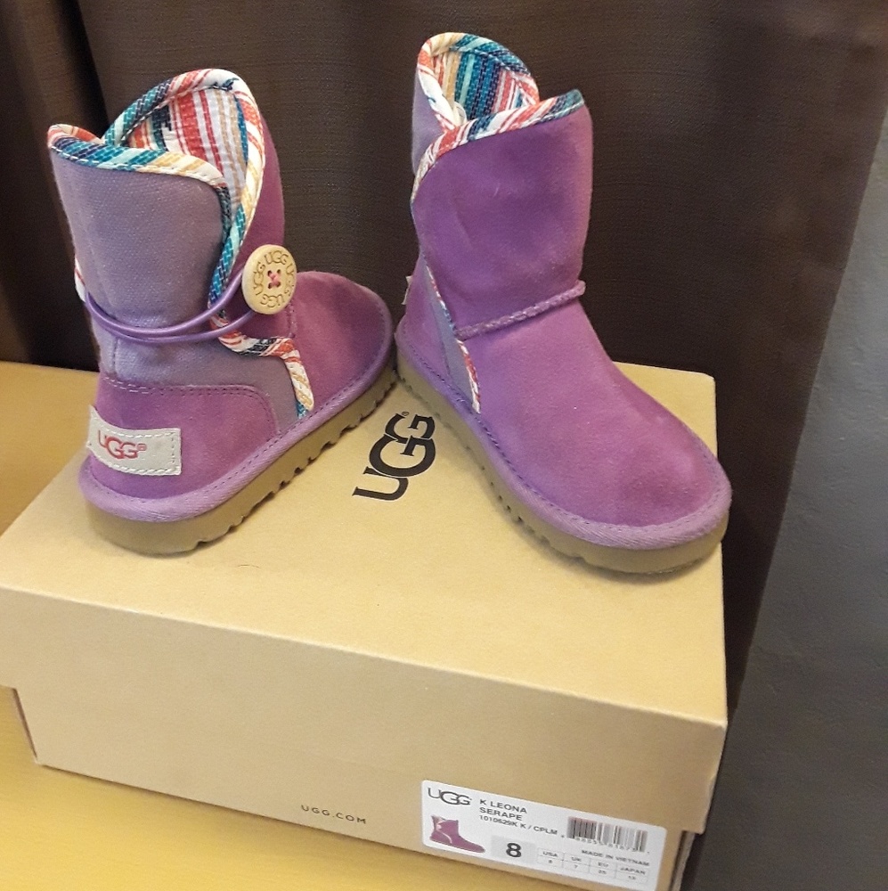 Toddler size 8 uggs boot